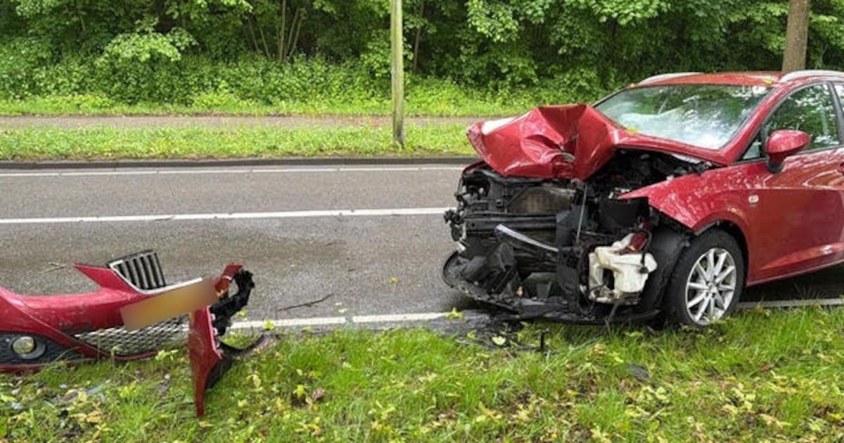 Auto in de kreukels na ongeval op de John F. Kennedylaan in Heerlen