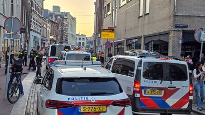 Vuurwapenmelding in het centrum van Dordrecht, maar al snel blijkt de situatie anders in elkaar te zitten