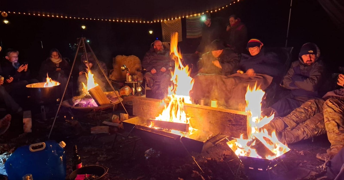 Denen en Nederlanders gaan winterkamperen in de Mookse bossen