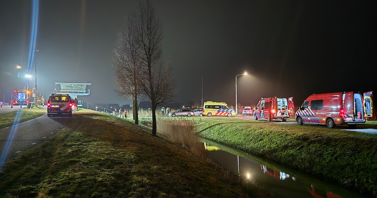 Zoekactie in water bij de Wergeasterdyk in Wergea