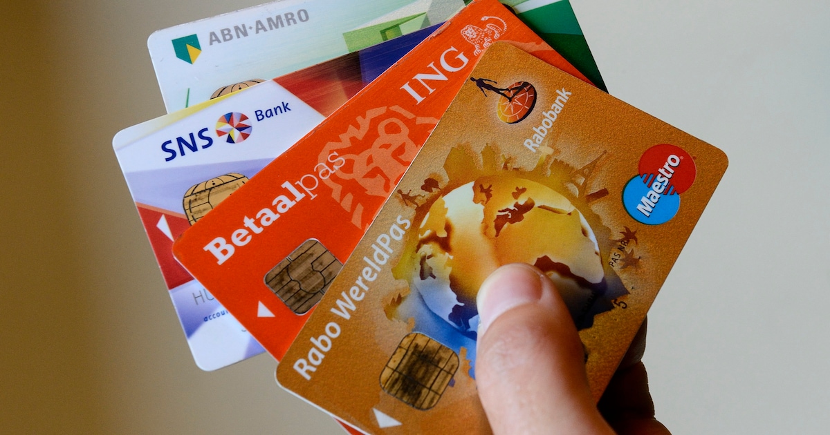 Politie waarschuwt voor oplichters die zich voordoen als bankmedewerker ...