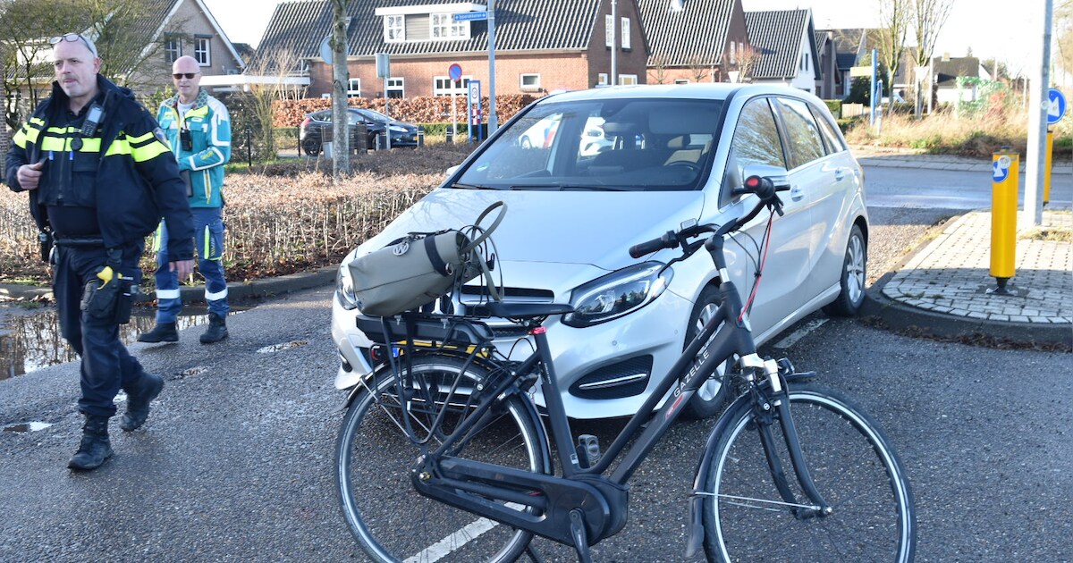 Fietsende scholiere aangereden door auto op oversteekplaats in Kerkdriel