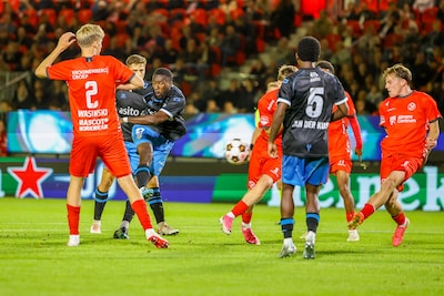 Jesse van der Haar knuffelt vader Hans na goal voor RKC, Almere City op voorsprong