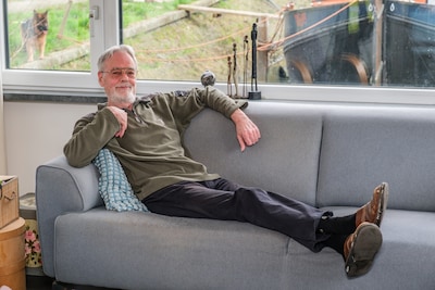 Bart verkoopt na 25 jaar zijn woonboot op ‘de mooiste plek van Vreeswijk’: ‘Je hebt hier altijd het 