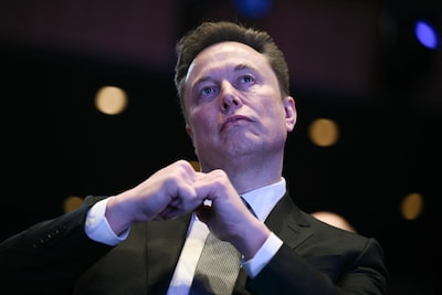 New trillionaire Elon Musk loses historic title as $400 billion evaporates