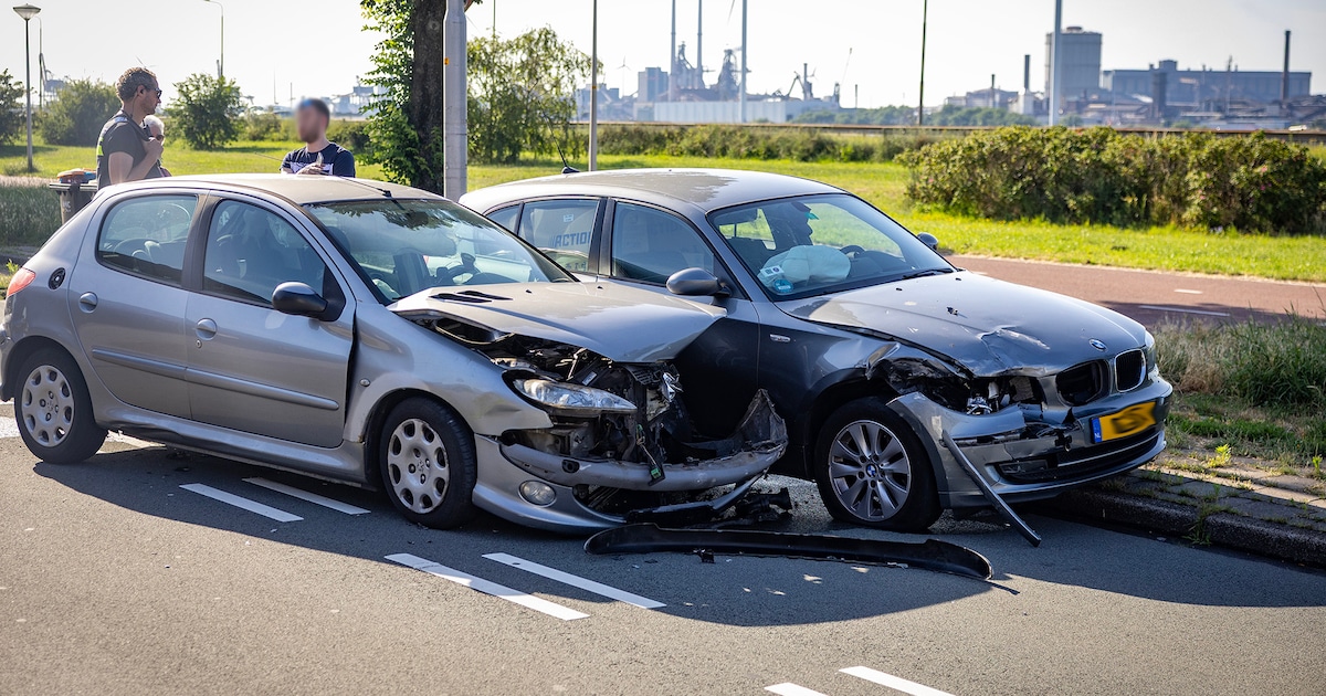 Grote schade bij botsing aan IJmuiderstraatweg in IJmuiden, bestuurder verdacht van rijden onder inv