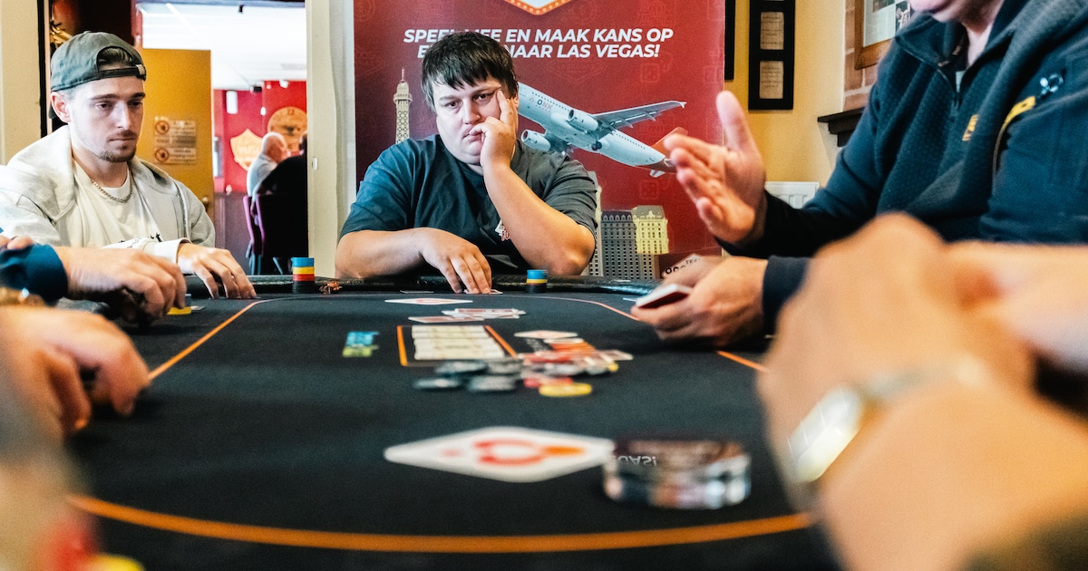 Gekleurde fiches, kaarten en een pokerface in Sint Jansteen