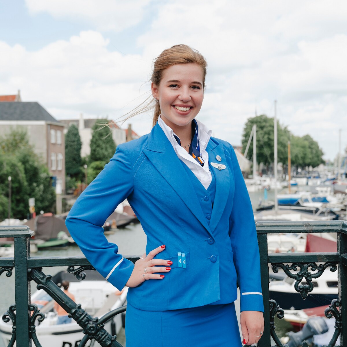 stewardess Manouk vliegt voor KLM de hele wereld rond: 'Het werk als stewardess is  meer dan alleen koffie inschenken' | indebuurt Dordrecht | AD.nl