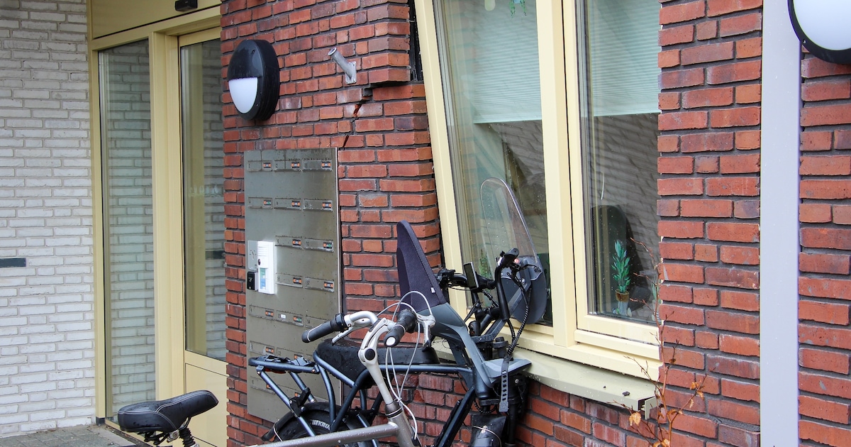 Auto rijdt gevel appartementencomplex in bij uitparkeren in Heerhugowaard