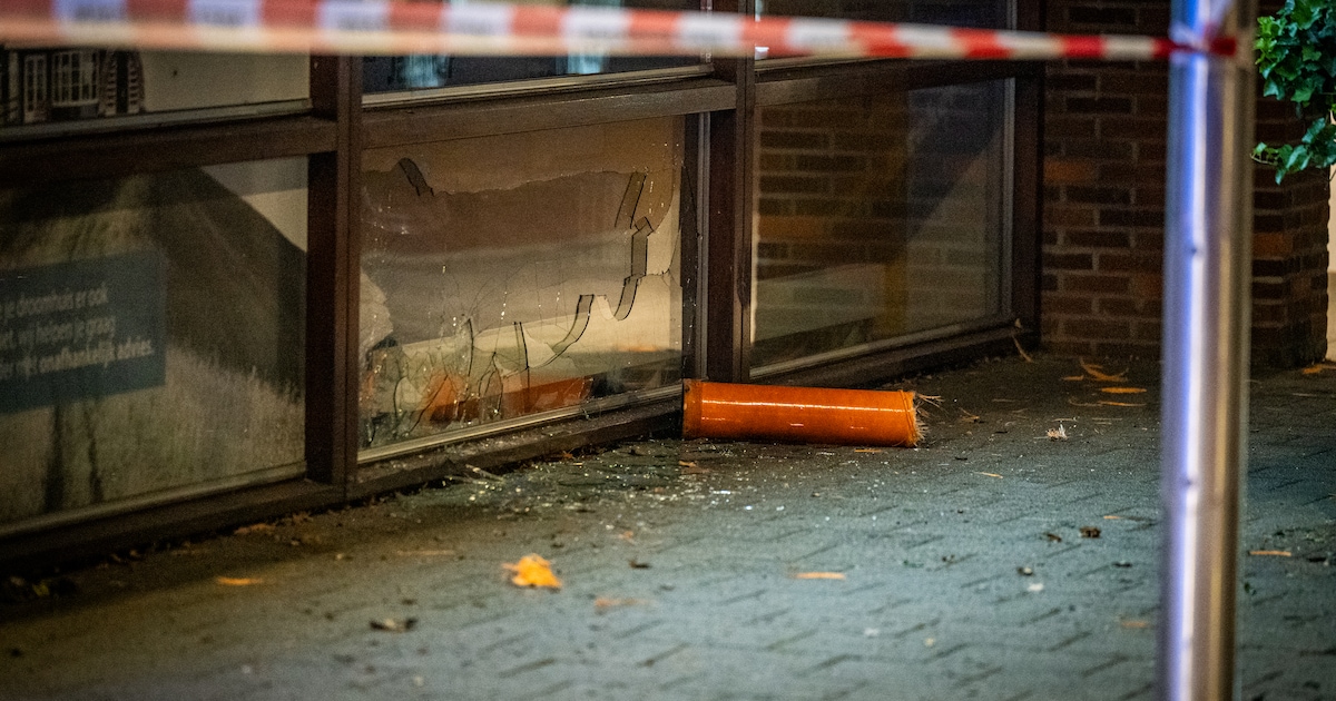 Explosie bij Hypotheker in Alphen aan den Rijn, politie zoekt 'waggelende' verdachte
