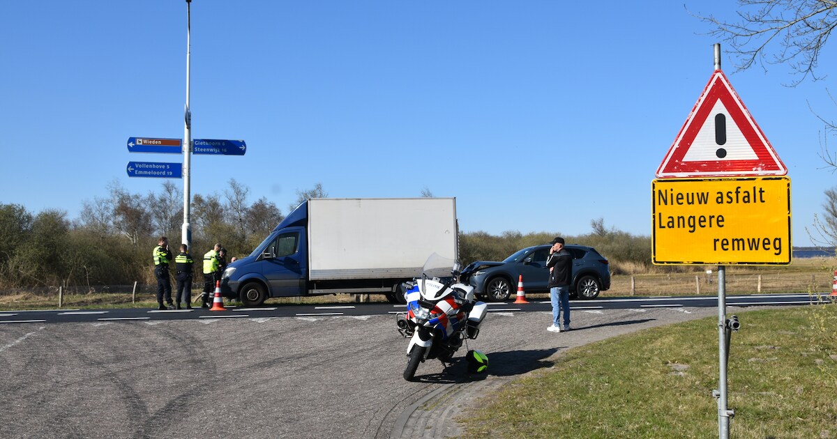 Auto botst achterop bakwagen bij Sint Jansklooster