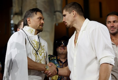 Usyk haalt schouders op na woorden ‘gekke gast’ Rico Verhoeven: ‘Ik spreek mijn taal in de ring’