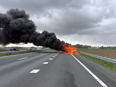 Flinke file door brandende auto op A27 bij Werkendam, snelweg dicht richting Breda