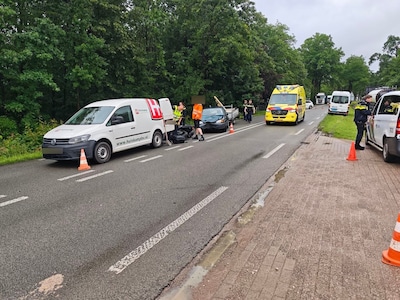 Twee motoren en auto betrokken bij ongeluk in Winterswijk: weg afgesloten