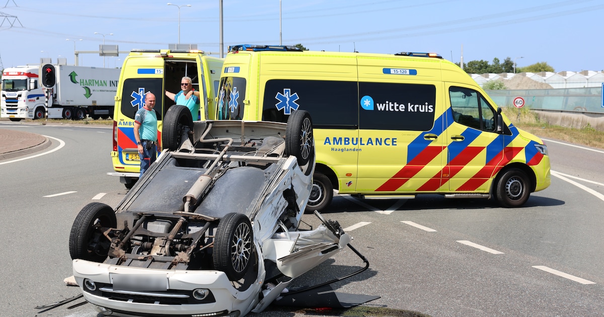 Brommobiel op zijn dak na botsing met auto in Maasdijk