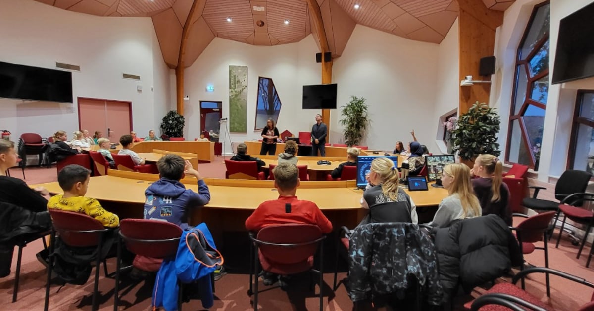 Burgemeester van Wormerland ontbijt met kinderen uit groep 8