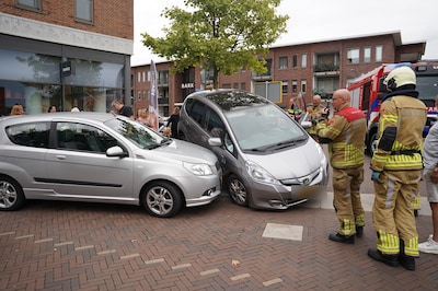 Oudere vrouw botst tijdens parkeren tegen auto en paaltje in Kampen