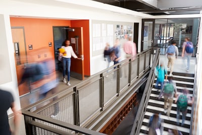 Gepensioneerde docent valt in op school en krijgt van leerling een vraag die hij nooit vergeet