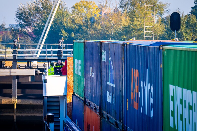 Schip ramt brug in Gouda, treinverkeer rijdt weer normaal | Regio | AD.nl