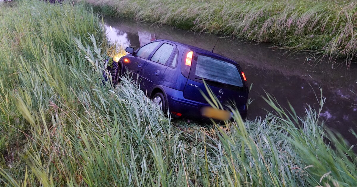 Automobilist belandt in sloot langs oprit van N508 in Alkmaar