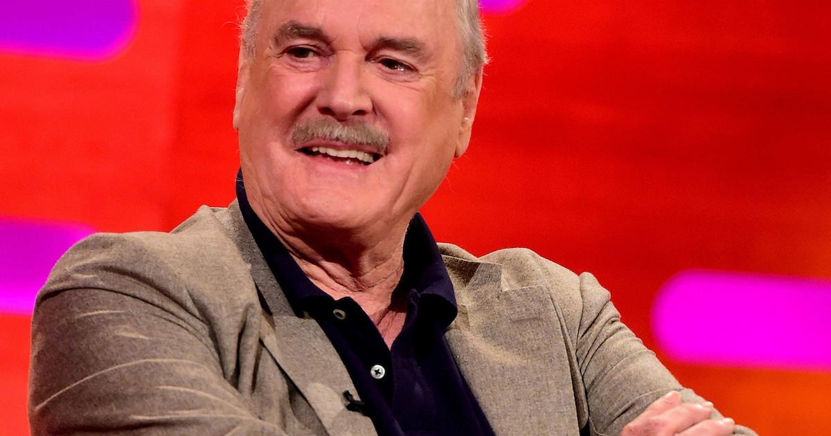 John Cleese maakt gehakt van 'lui, dik en bierend' publiek in België ...