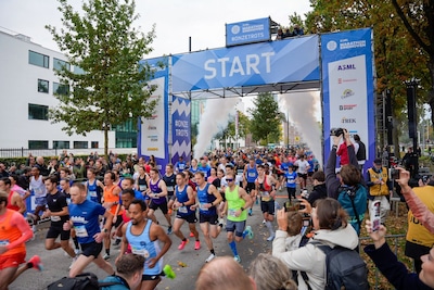 Deelnemers hele marathon zijn onderweg bij ASML Marathon Eindhoven, halve afstand start bijna