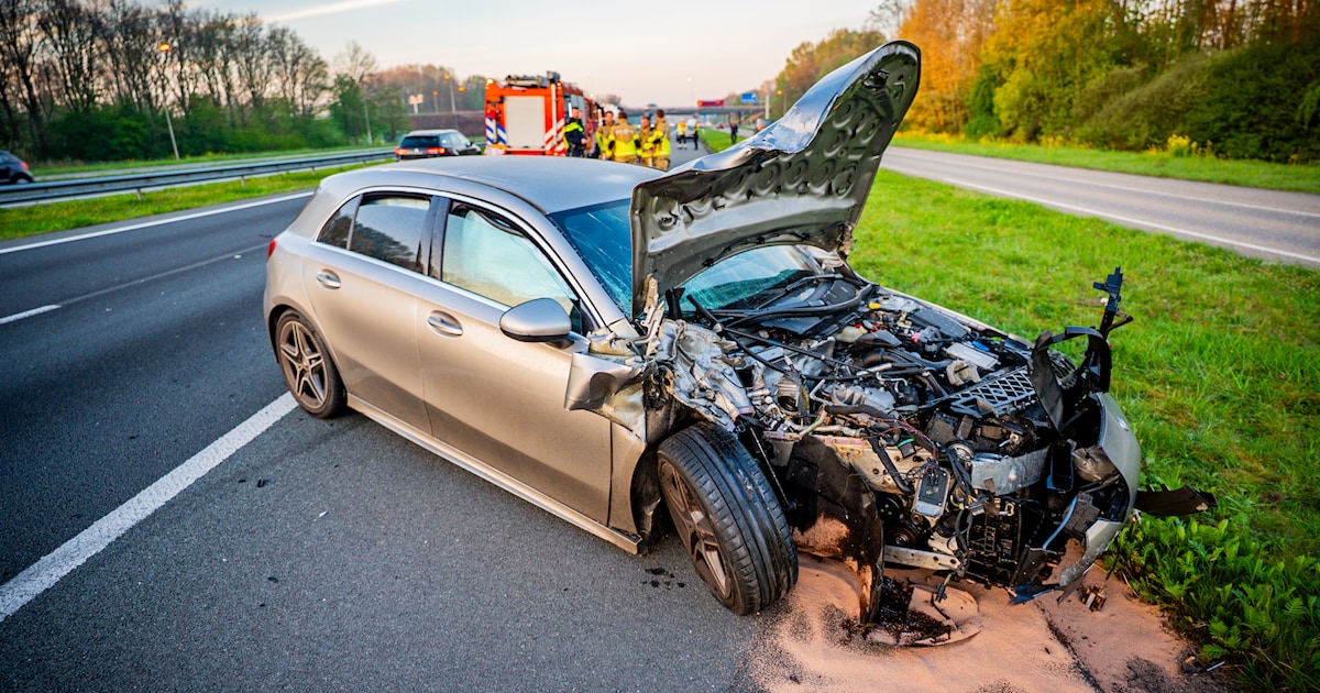 Auto zwaar beschadigd na botsing met bestelbus op de A325 in Elst: bestuurder gewond