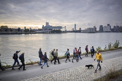 op-wereldkankerdag-legt-men-zes-kilometer-af-door-het-centrum-van-rotterdam-om-geld-op-te-halen-voor-de-strijd-tegen-kanker-in-suriname