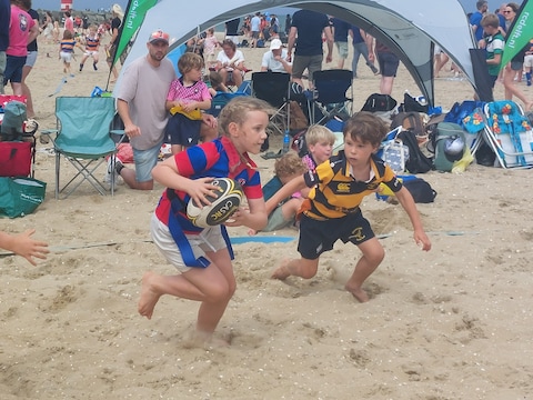 Rugby voor mannen? Steeds meer meiden lopen warm voor de sport: dít verklaart de groeiende populariteit 