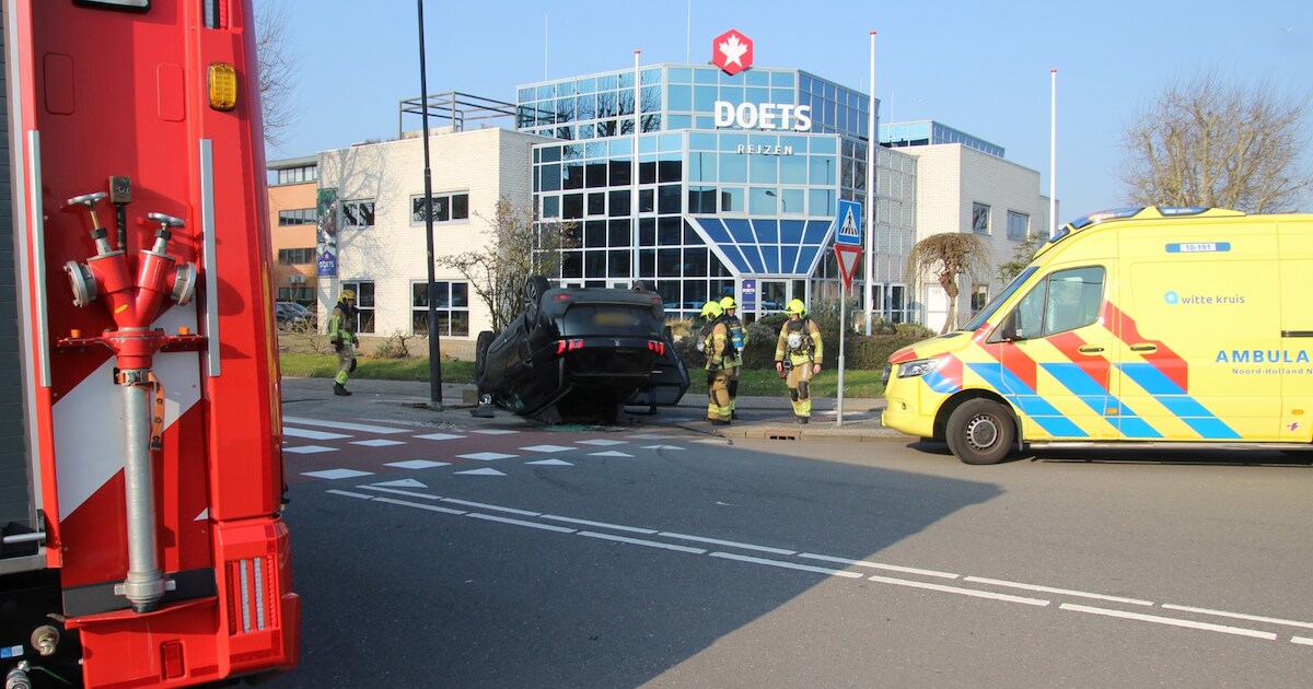 Auto op zijn kop bij de G. Rietveldweg in Heerhugowaard