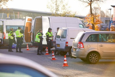 Acht voertuigen in beslag genomen bij controle in Oldenzaal, Belastingdienst int 88.000 euro