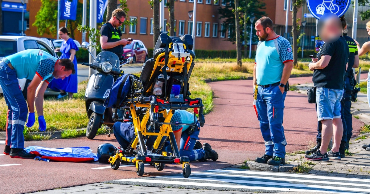 Scooterrijder ernstig gewond na aanrijding met auto in Leeuwarden