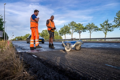 Werk aan A58 tussen Breda en Roosendaal gaat door in hitte, met verfrissingspakketjes vol ijsjes voo
