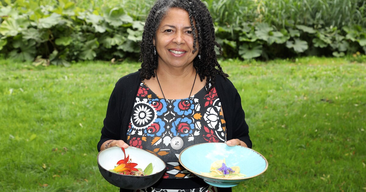 Chefkok Jean roemt de producten uit 'haar’ voedselbos: ‘Het is een schatkist’