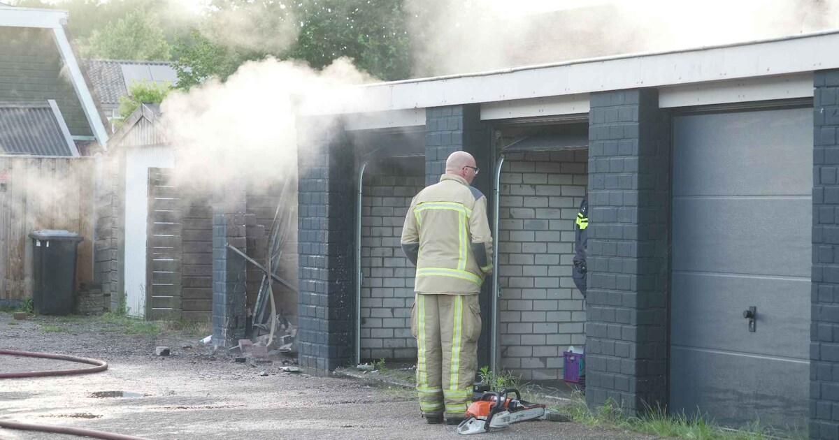 Garagebox vliegt in brand aan de Pieter Brueghelstraat in Coevorden