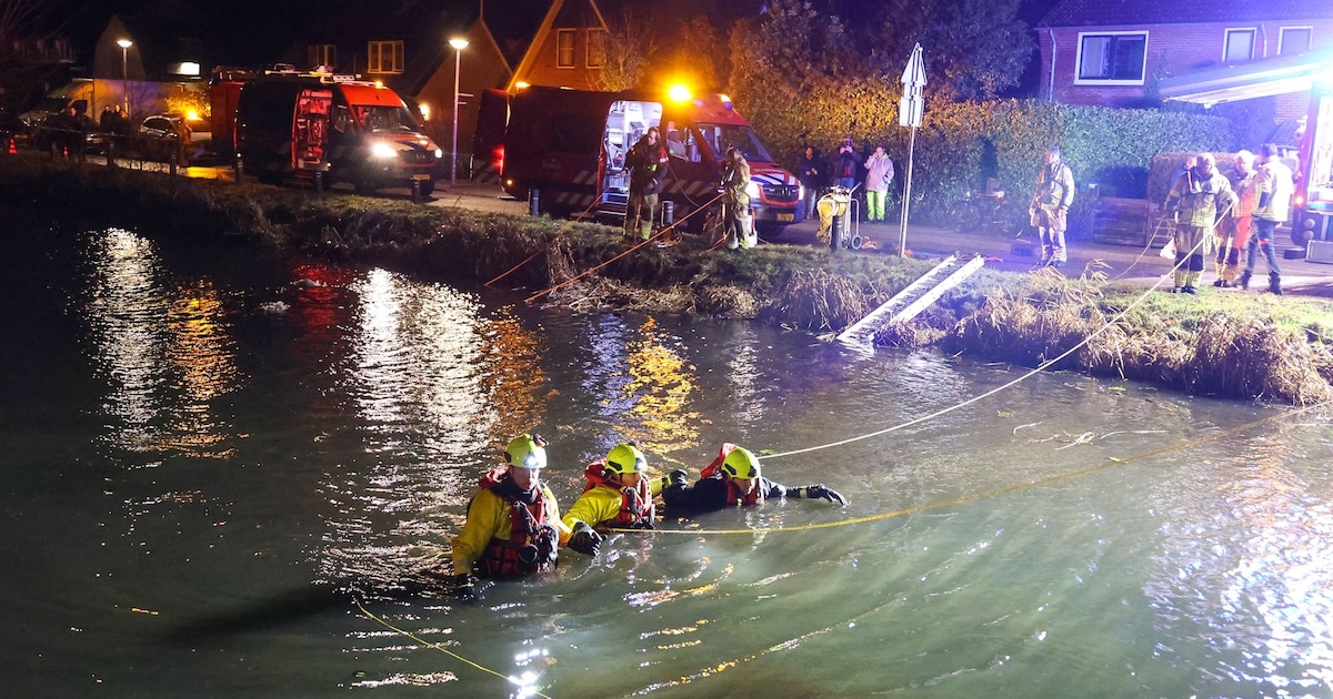 Brandweer doorzoekt water na aantreffen fiets aan de Beresteinseweg in 's-Graveland