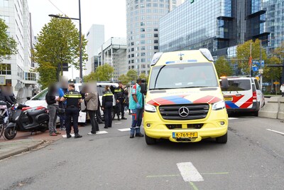 Scooterrijdster komt ten val bij botsing op Hofplein in Rotterdam