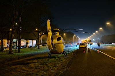 Auto vliegt over de kop op de A58 bij Tilburg: bestuurder zwaargewond, weg voorlopig dicht richting 