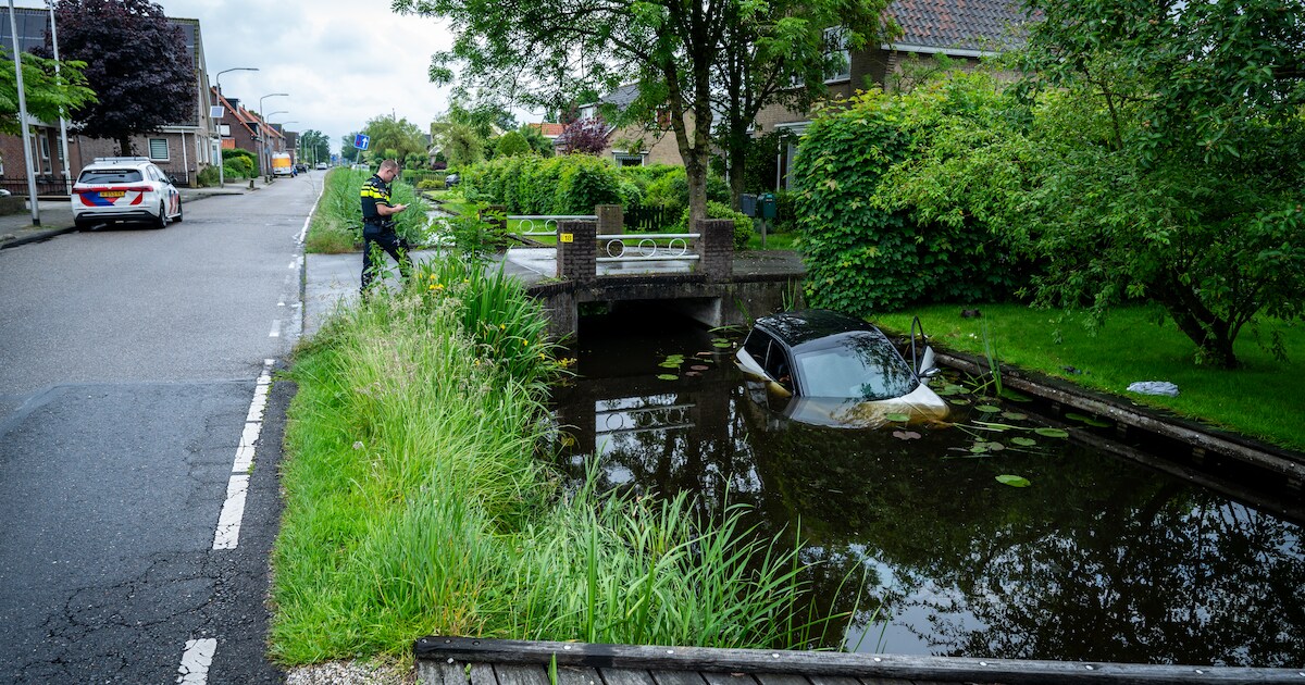 Autootje in sloot gereden bij woning aan Dorpsstraat in Zevenhoven | 112 nieuws Nieuwkoop
