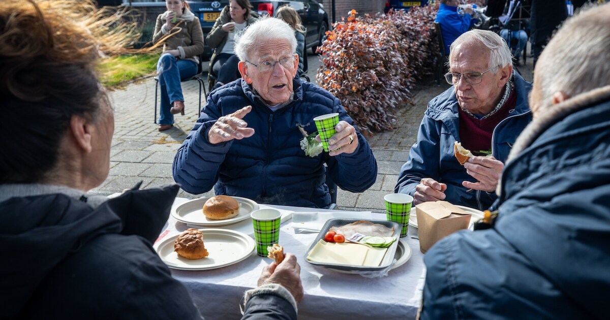 Jan Struik (94) is eregast bij Bevrijdingsontbijt in Steenwijkerwold. ‘Mijn jeugd komt terug vandaag