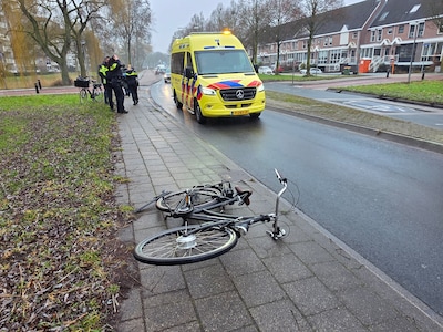 Fietser gewond na botsing met auto op de Willy Brandtlaan in Ede
