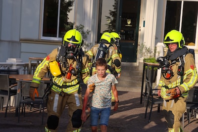 Huis Scherpenzeel decor van grote brandweeroefening waarbij slachtoffers van het dak werden gered