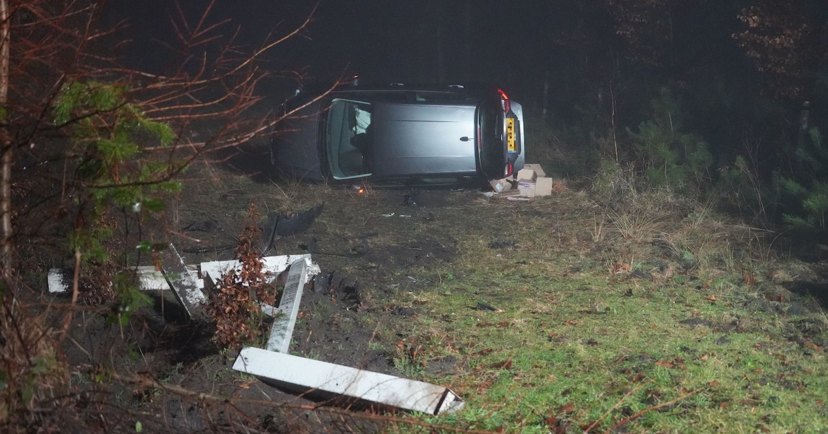 Politie treft auto op zijkant op bospad bij Heerde, bestuurder is verdwenen