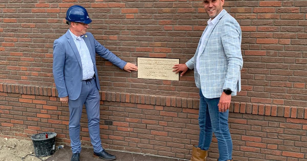 Historische gedenksteen ingemetseld in zorgboerderij Zwijndrecht