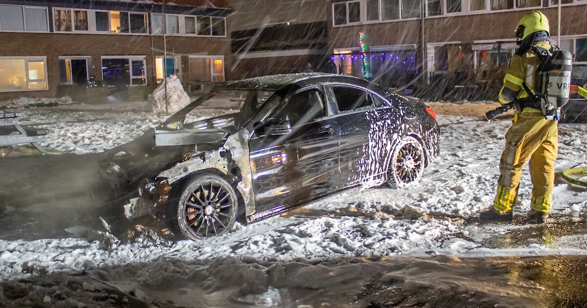 Auto volledig uitgebrand aan Suffridusstraat in Sneek, mogelijk opnieuw doelwit van brandstichting