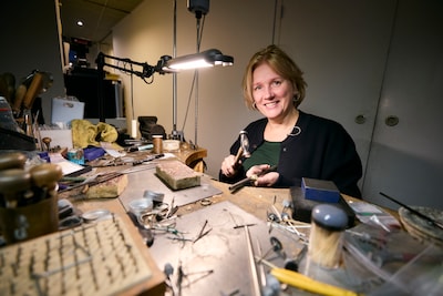 Eindhovense edelsmid Marlou (53) viert vandaag 25 jaar in haar zaak: ‘Ik heb ontelbaar vaak in mijn 