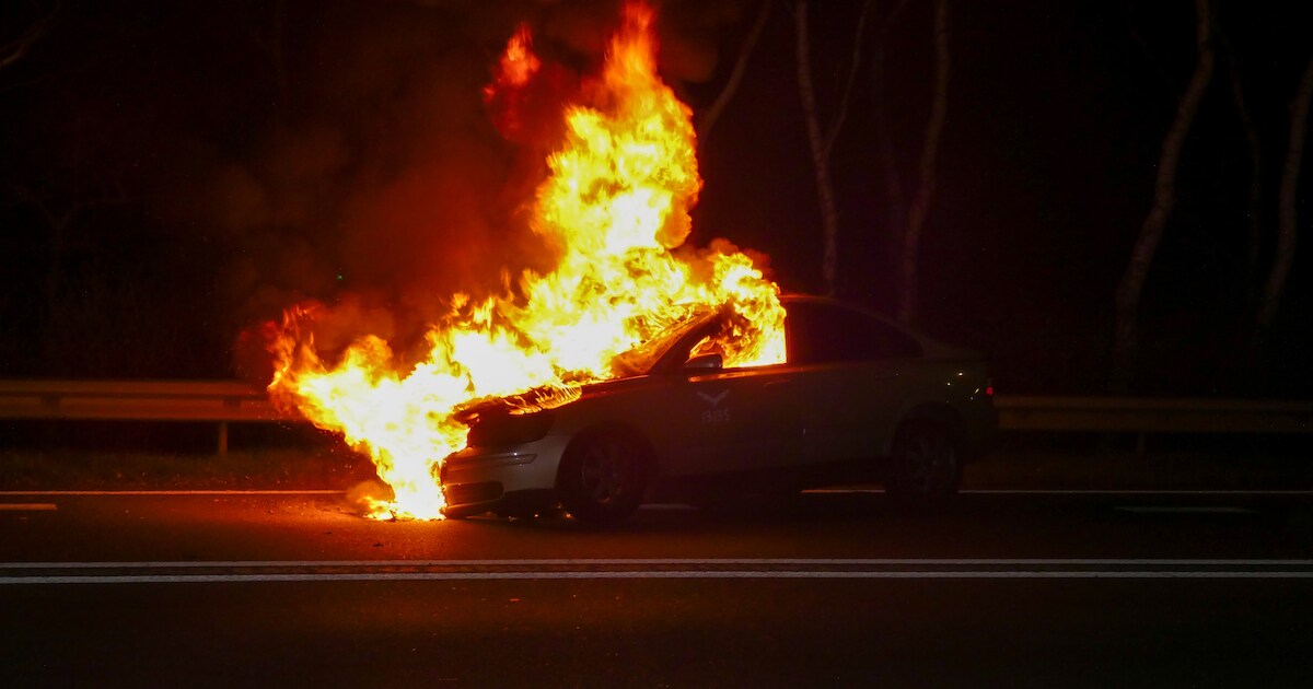 Auto vliegt al rijdend in brand op N381 in Beilen: auto gaat in vlammen op