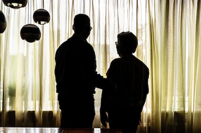 ‘Agent gooide hem tegen de muur’: zo bracht vrouw (82) grootschalige oplichting van ouderen aan het licht