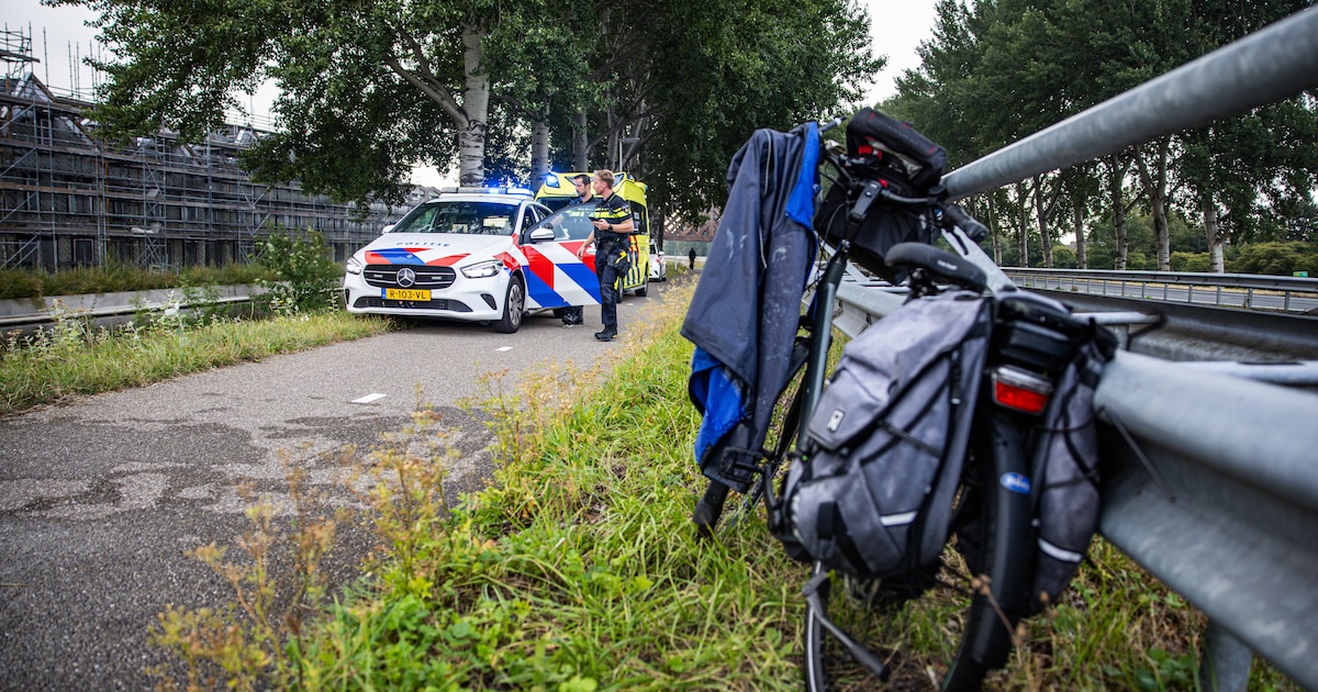 Fietser raakt te water in Sneek, persoon gewond naar ziekenhuis