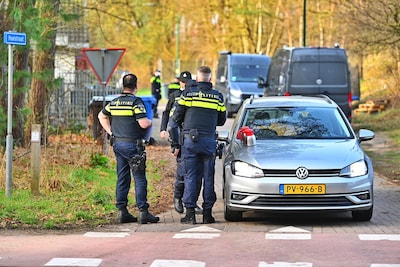 Politie valt met veel mankracht woonwagenkamp in Bergeijk binnen